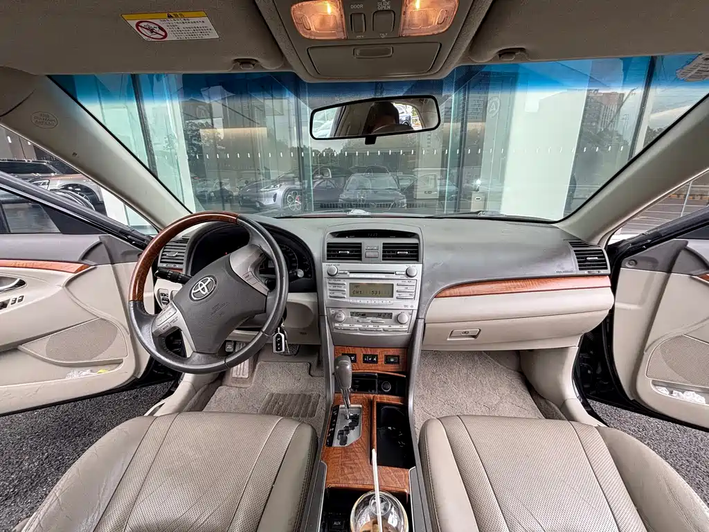 Toyota Camry — миниатюра 10