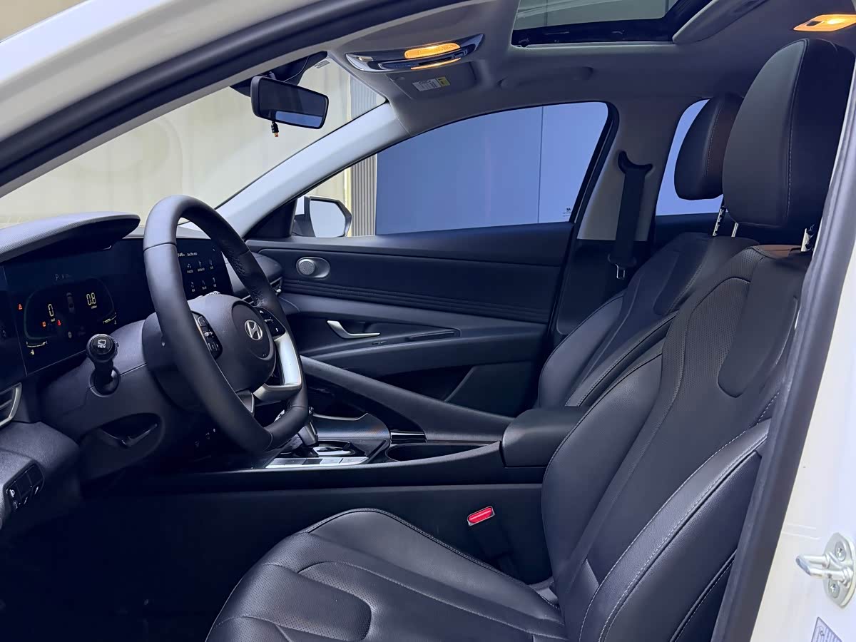 Hyundai Elantra 1.5 л 2023 г. Белый, пробег 21000 км