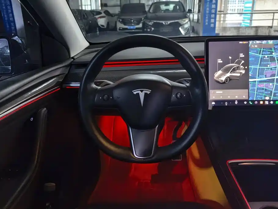 Tesla Model Y — миниатюра 15