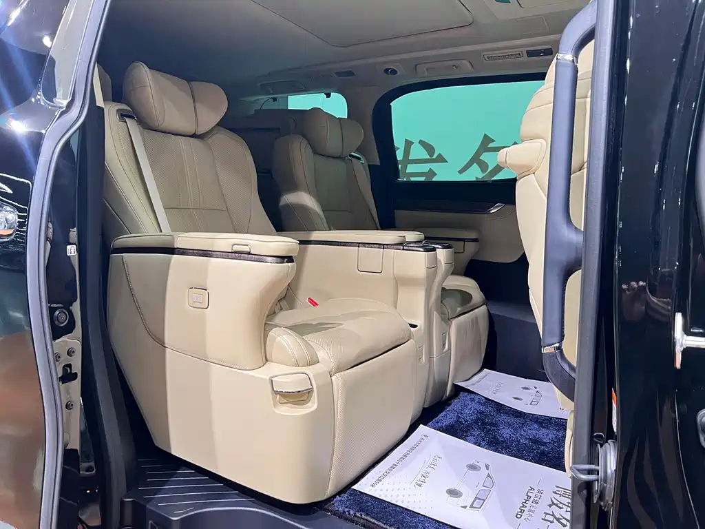 Toyota Vellfire — миниатюра 10