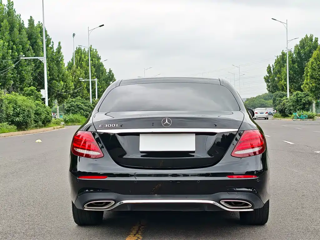 Mercedes-Benz E-Class — миниатюра 8