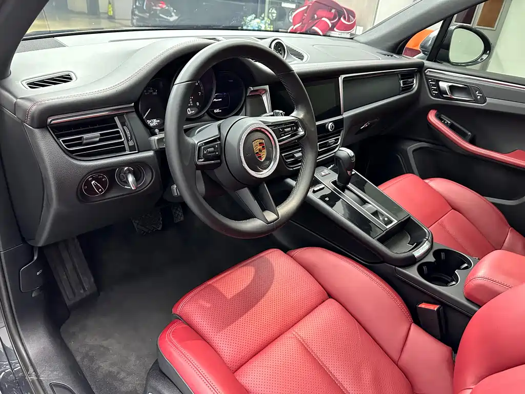 PORSCHE MACAN