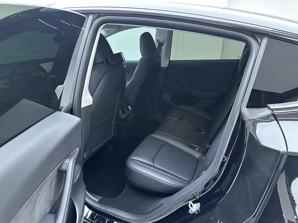 Tesla Model Y — миниатюра 17