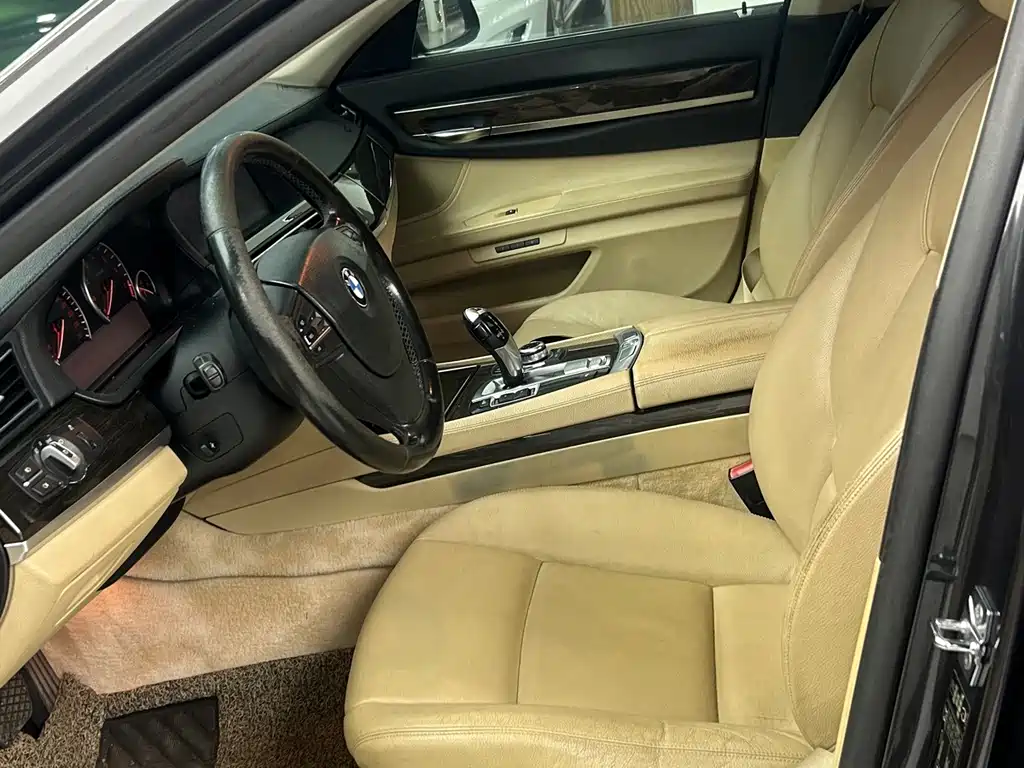 BMW 7 Series — миниатюра 6