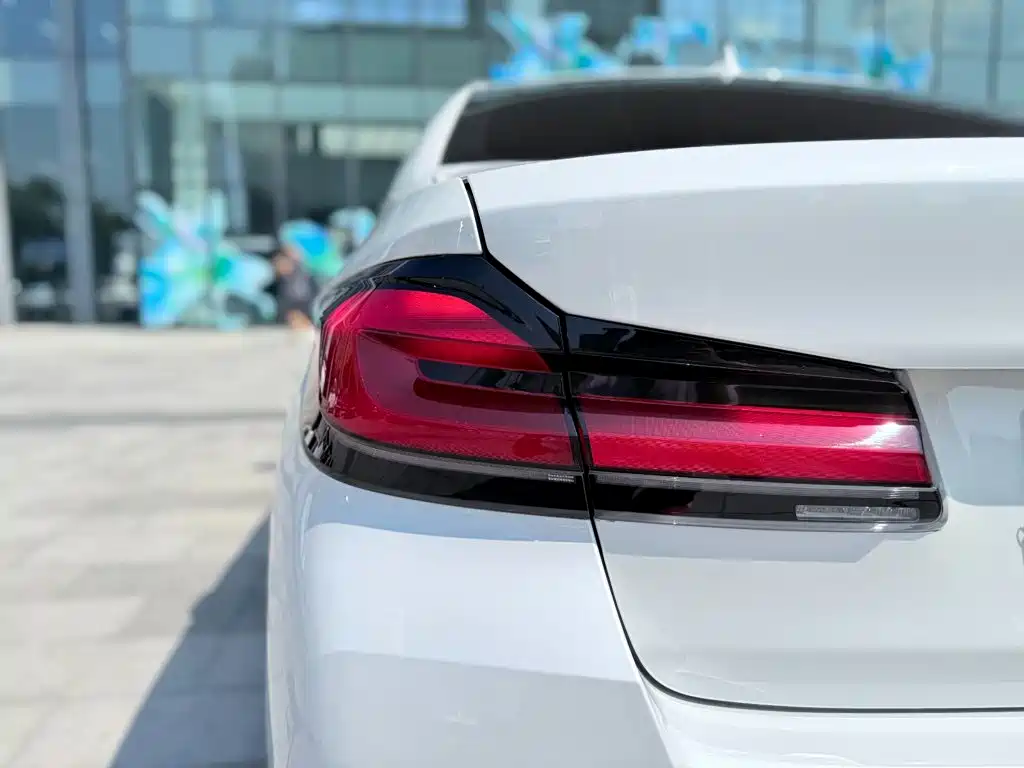 BMW 5 Series — миниатюра 10