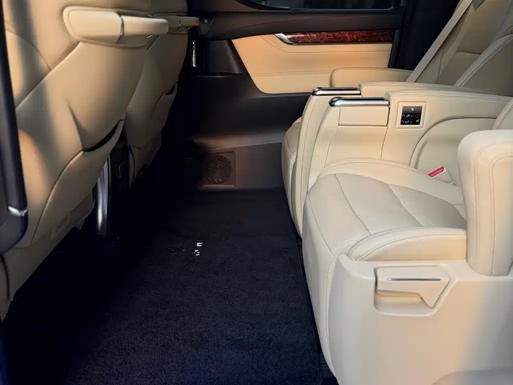 Toyota Alphard — миниатюра 17