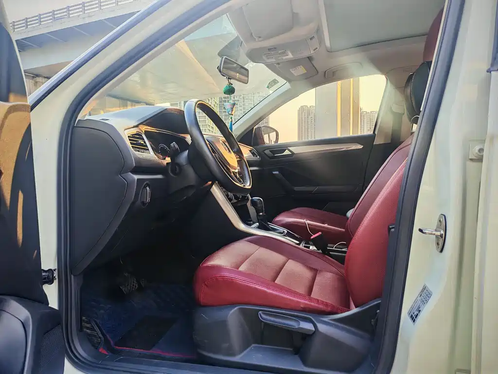 Volkswagen T-Roc - фото 4