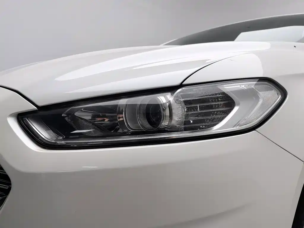 Ford Mondeo — миниатюра 7