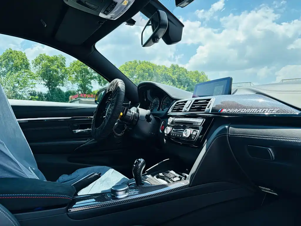 BMW M4 — миниатюра 10