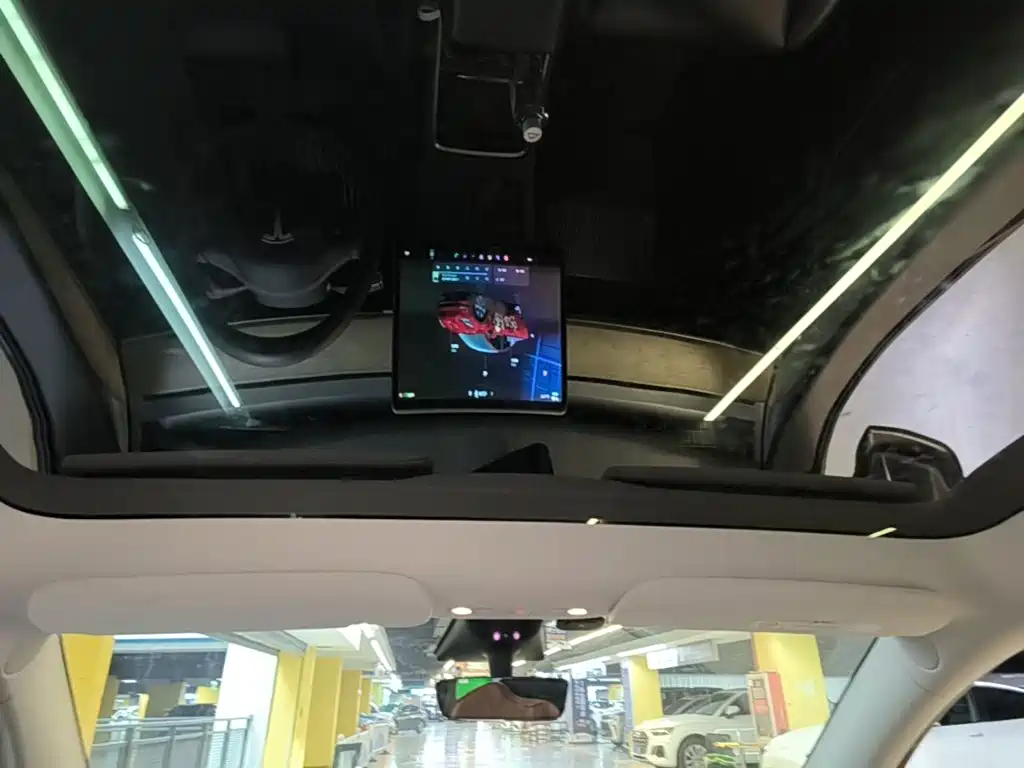 Tesla Model Y — миниатюра 18