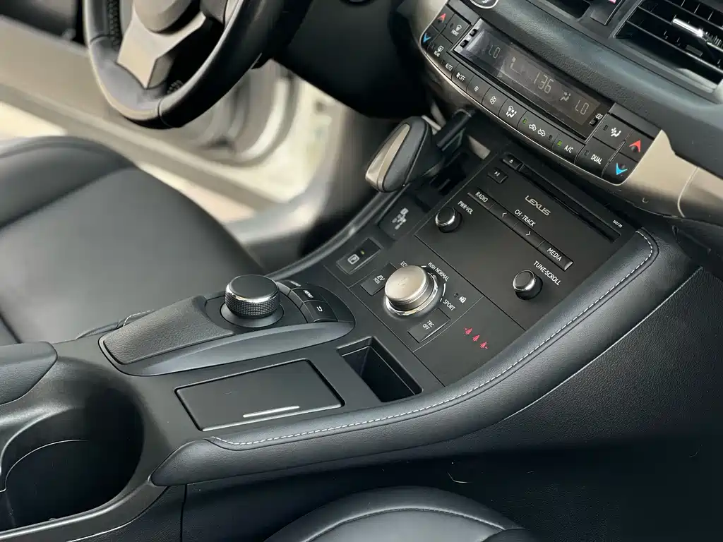 Lexus CT 2017 CT200h Comfort V