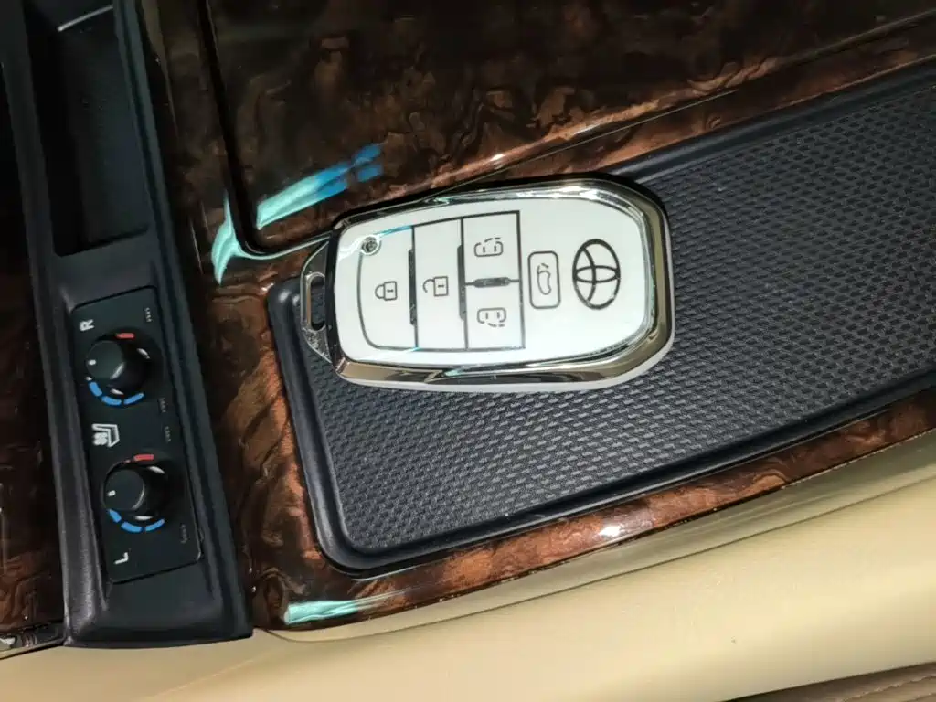 Toyota Alphard — миниатюра 9