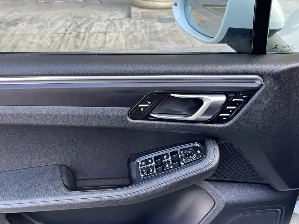 PORSCHE MACAN