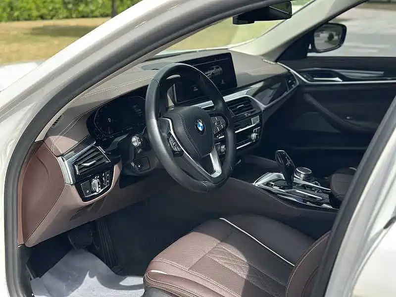 BMW 5 Series — миниатюра 9