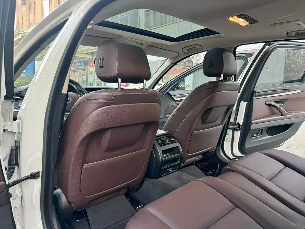 BMW 5 Series — миниатюра 6