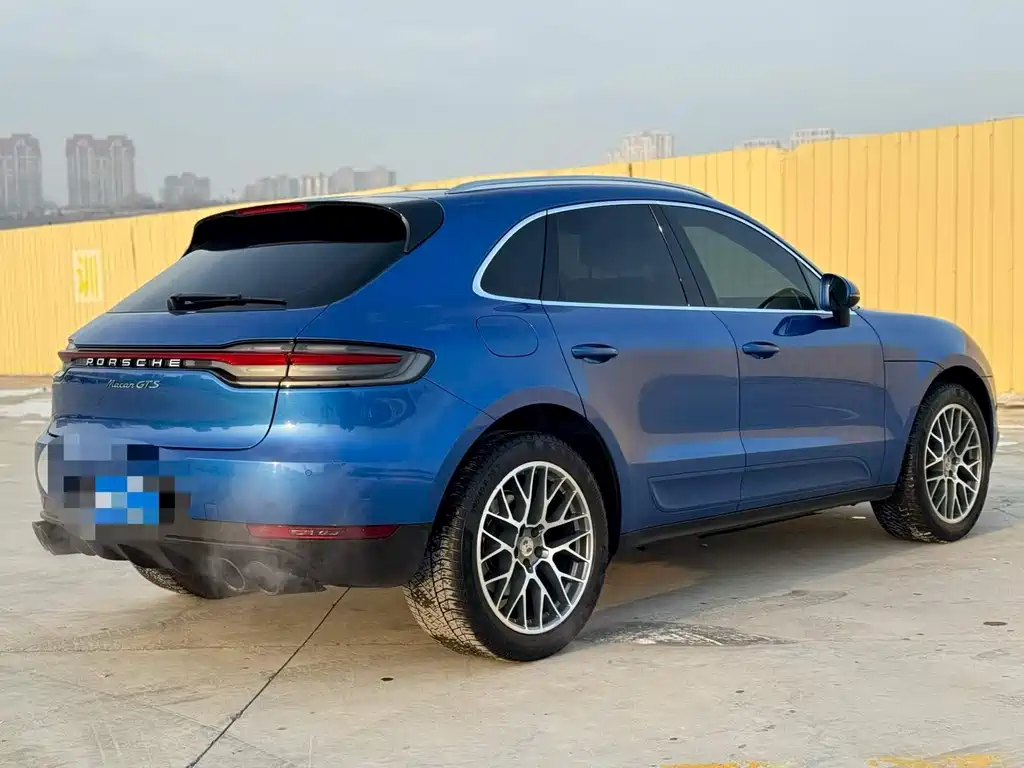 PORSCHE MACAN