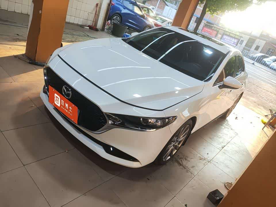 Mazda Mazda3 Axela 2.0 л 2022 г. Белый, пробег 22000 км