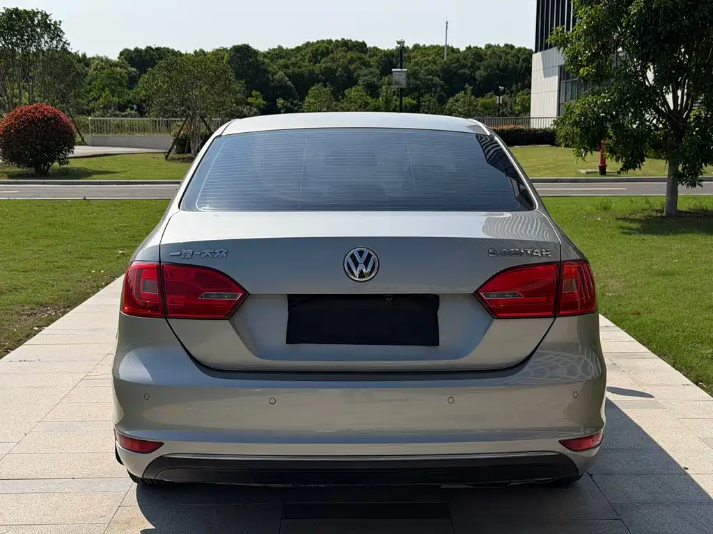 Volkswagen Sagitar 2015 1.6L AT Comfort