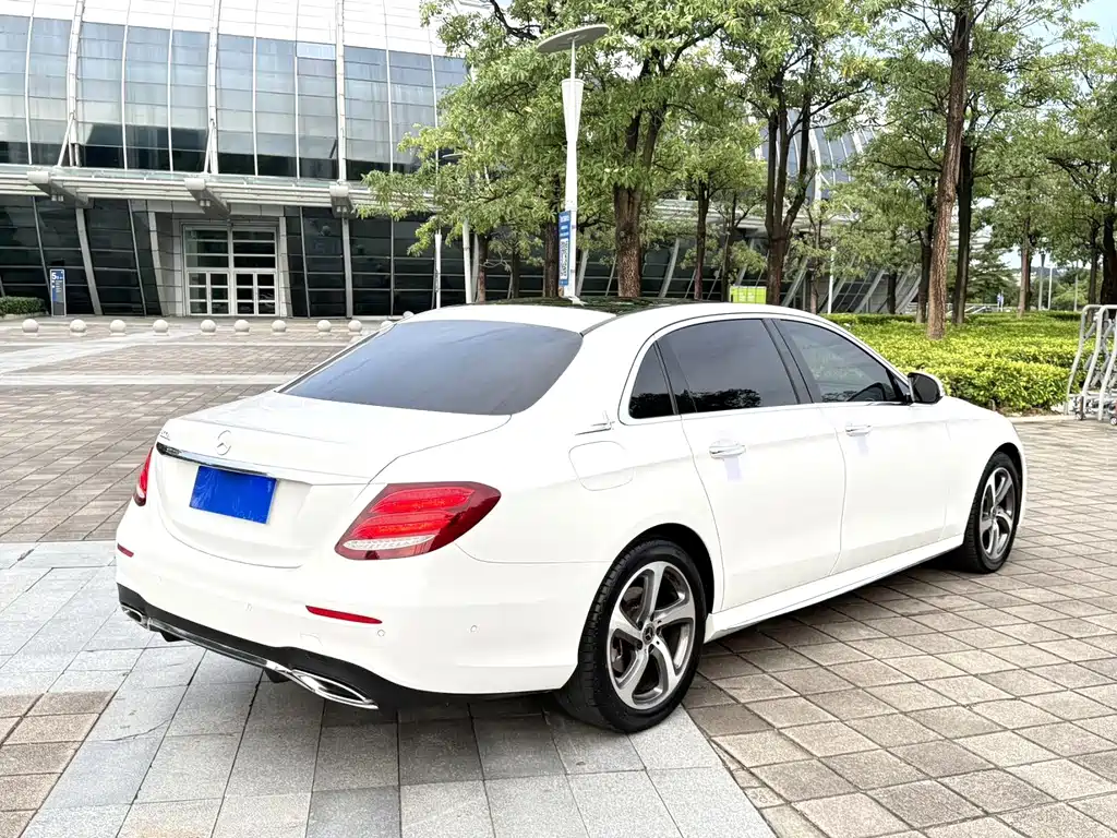 Mercedes-Benz E-Class — миниатюра 7