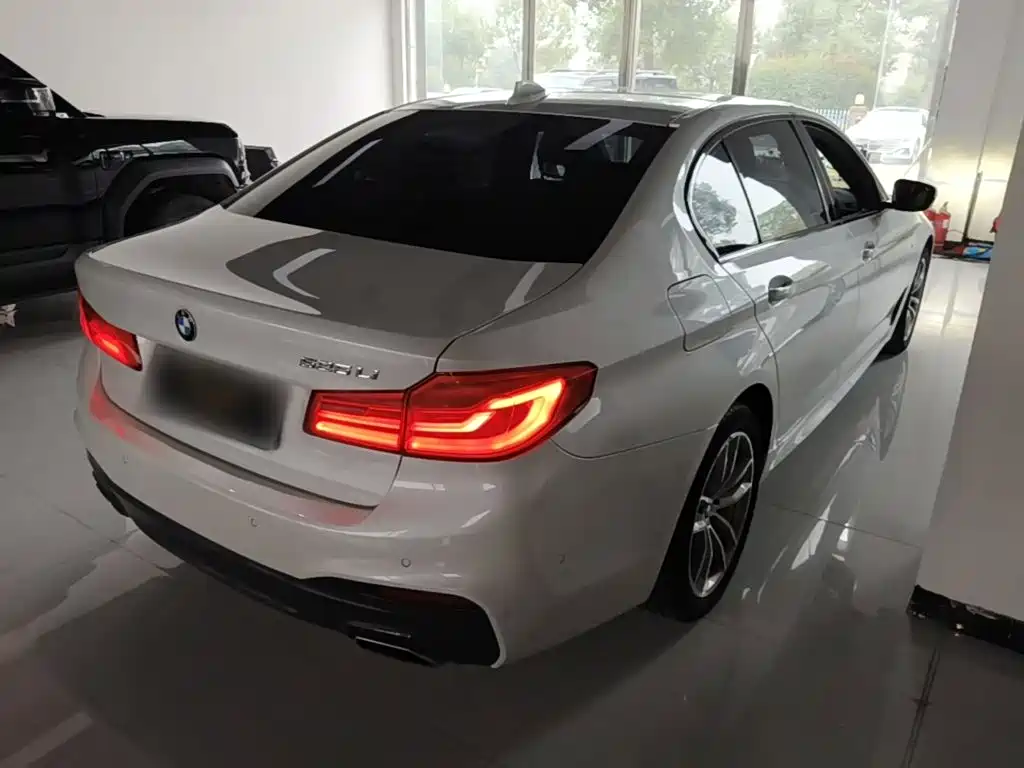 BMW 5 Series — миниатюра 7
