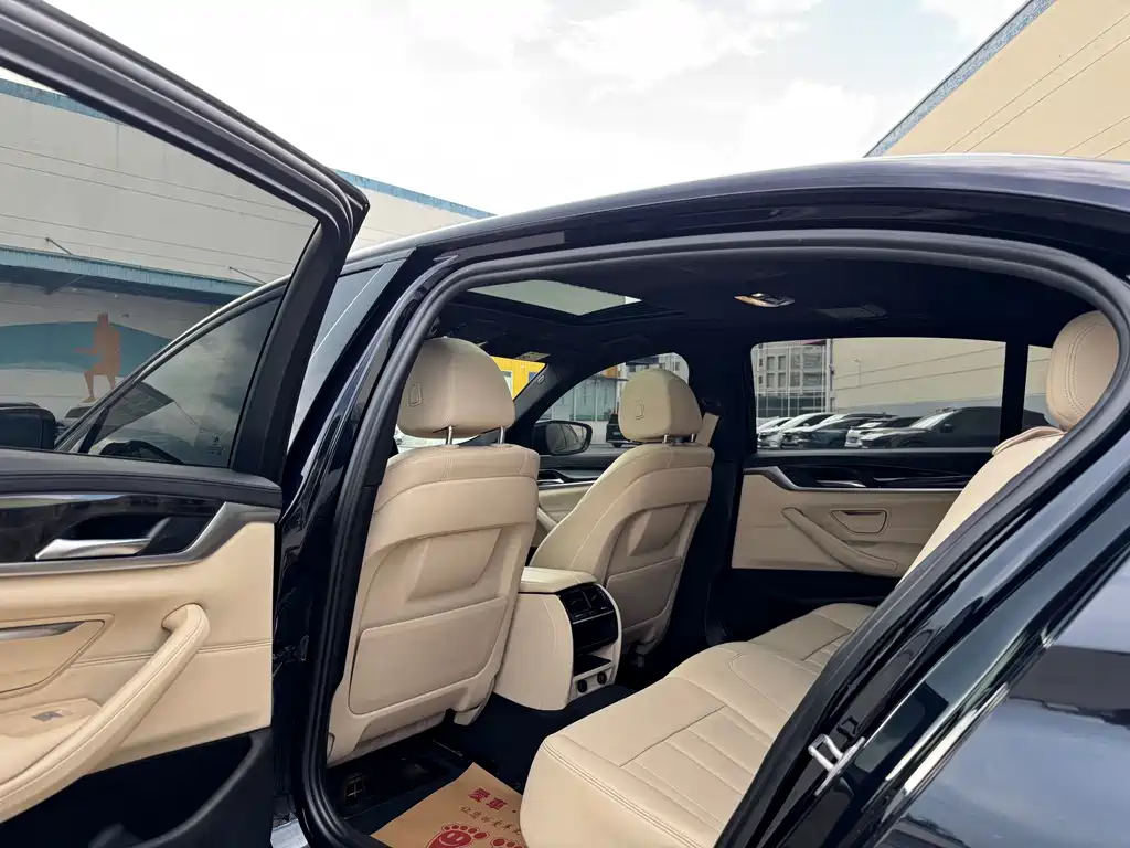 BMW 5 Series — миниатюра 13