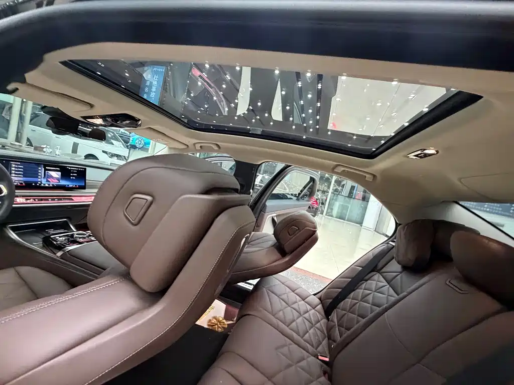 BMW 7 Series — миниатюра 12