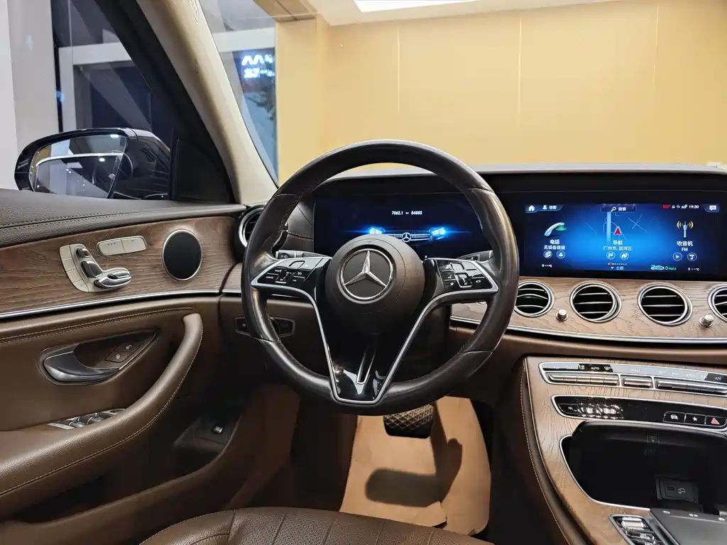 MERCEDES-BENZ E CLASS