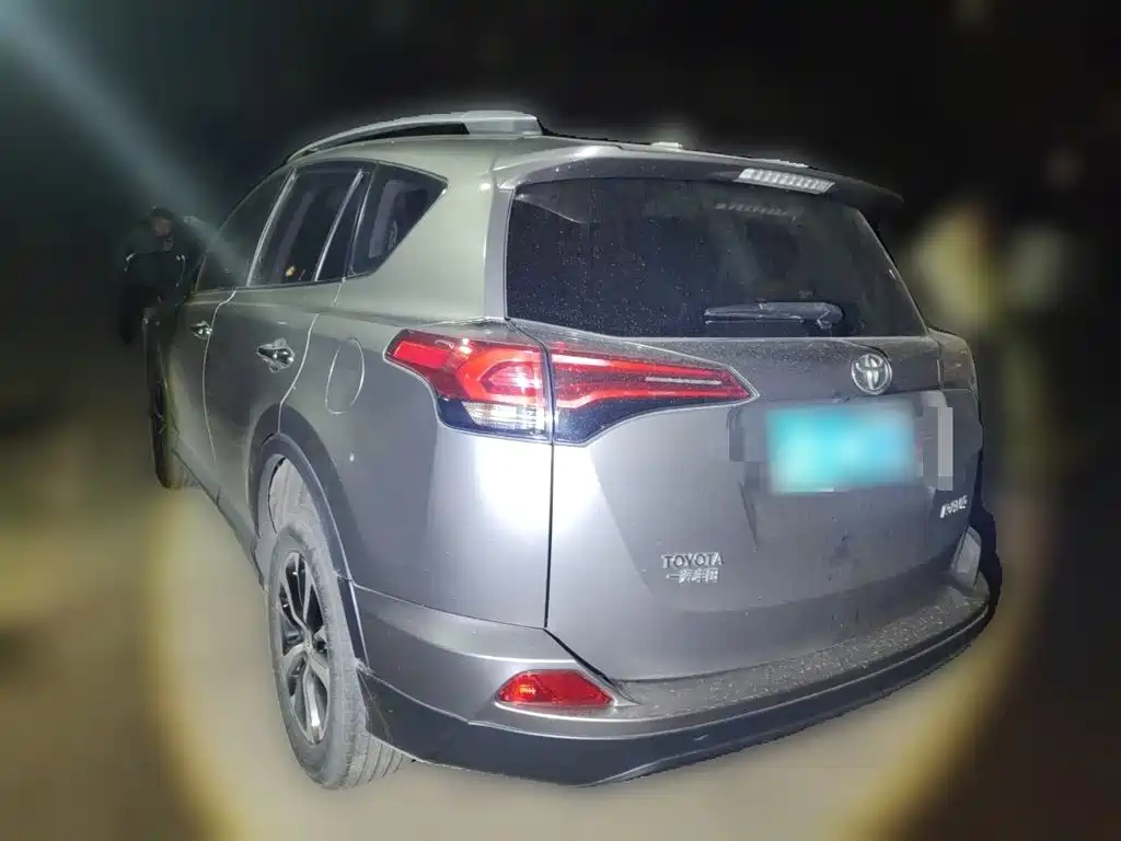 Toyota RAV4 — миниатюра 4