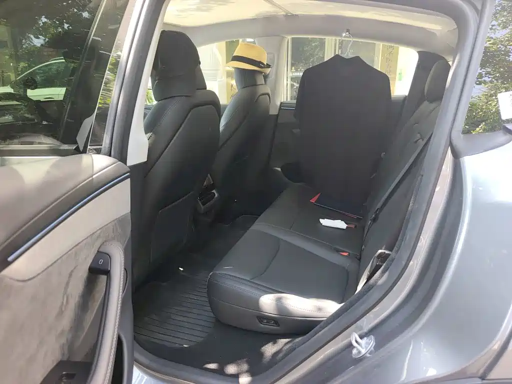 Tesla Model Y — миниатюра 15