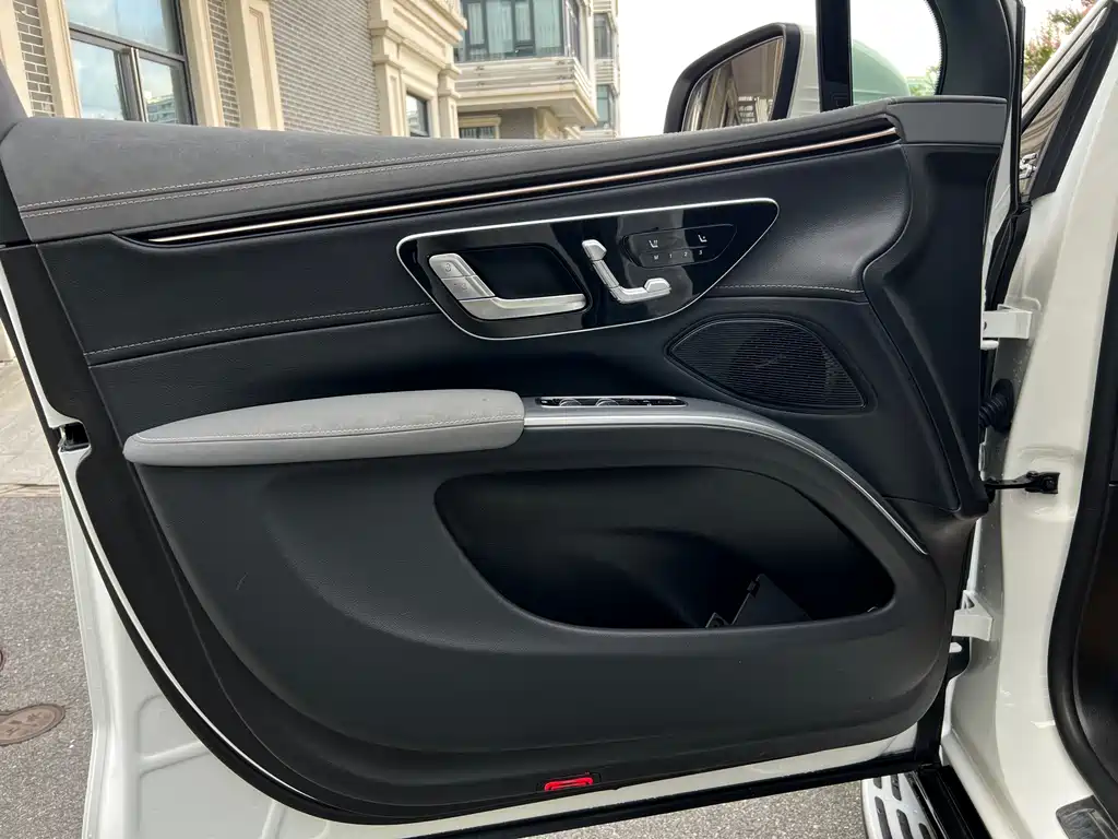 Mercedes-Benz EQS SUV — миниатюра 21