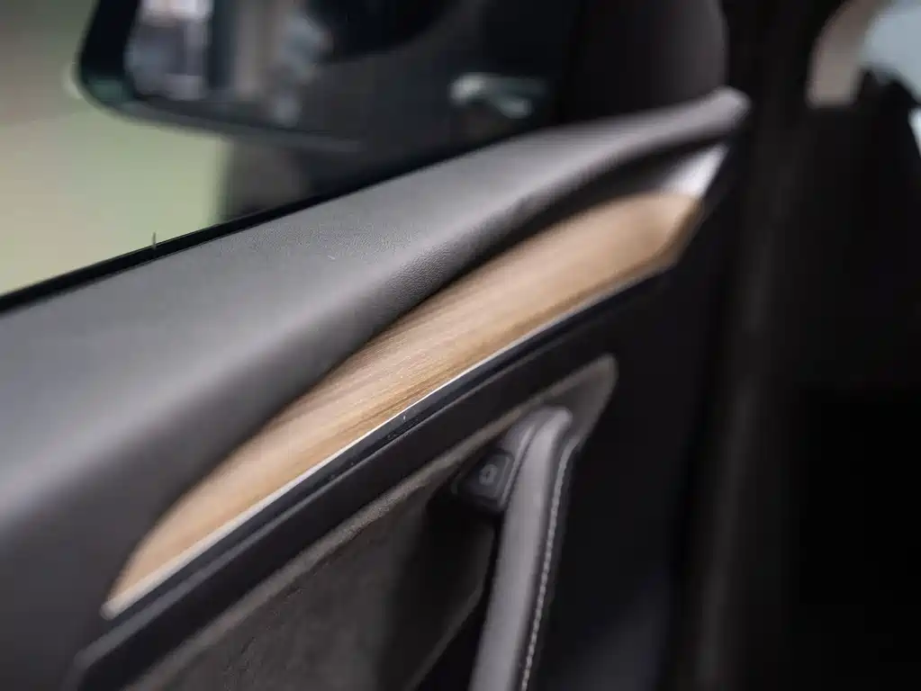 Tesla Model Y — миниатюра 10