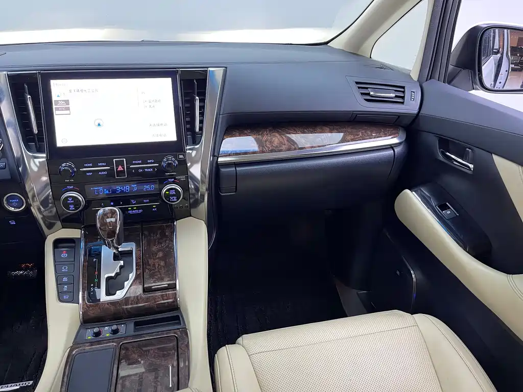Toyota Alphard — миниатюра 6