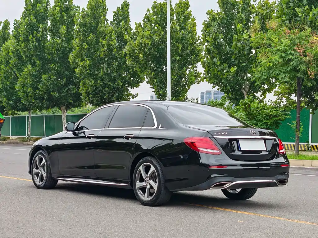 Mercedes-Benz E-Class — миниатюра 9