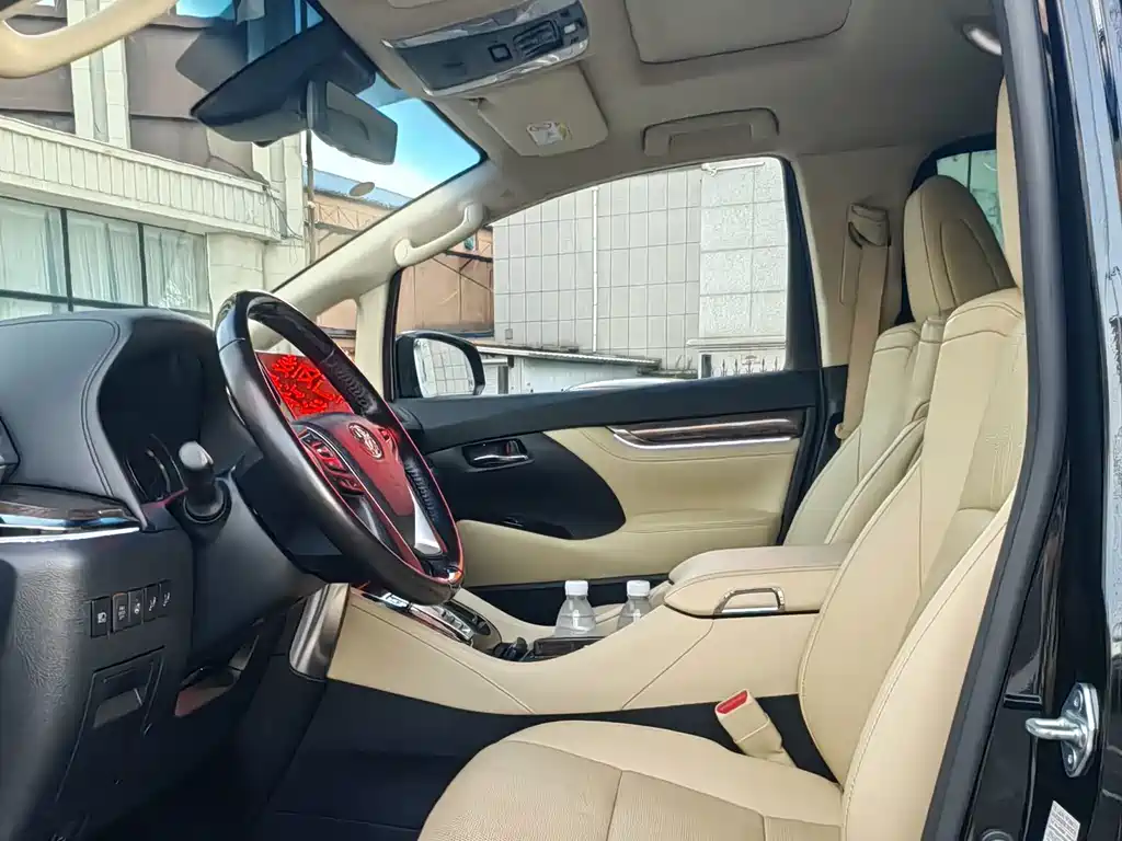 Toyota Alphard — миниатюра 11