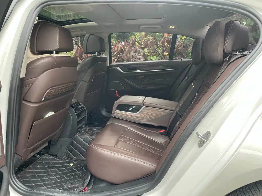 BMW 5 Series New Energy — миниатюра 6