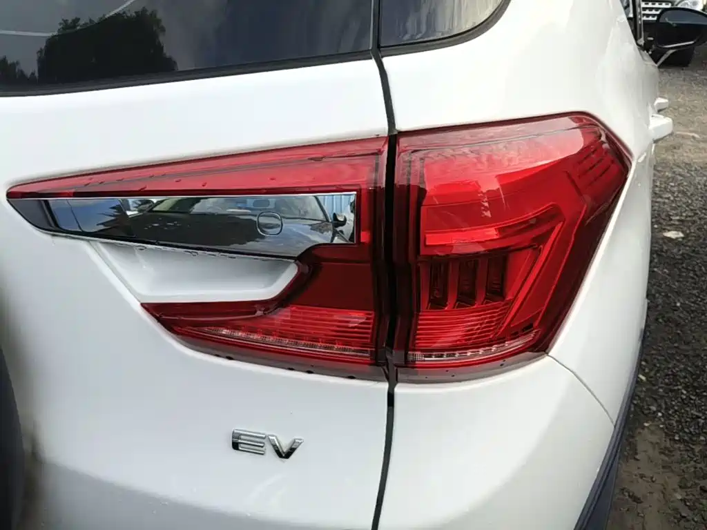 BYD Yuan EV — миниатюра 8