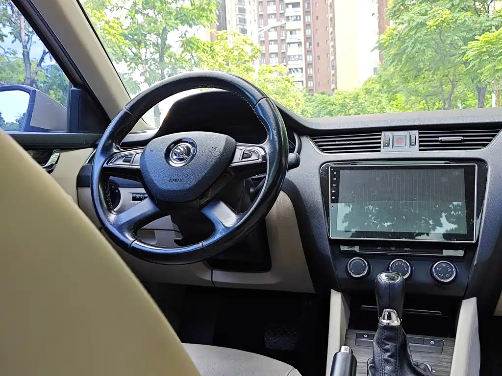Skoda Octavia 2015 1.6L AT