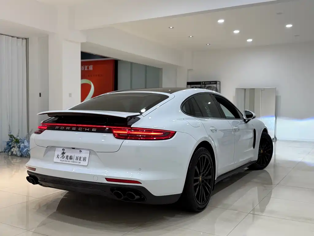 PORSCHE PANAMERA