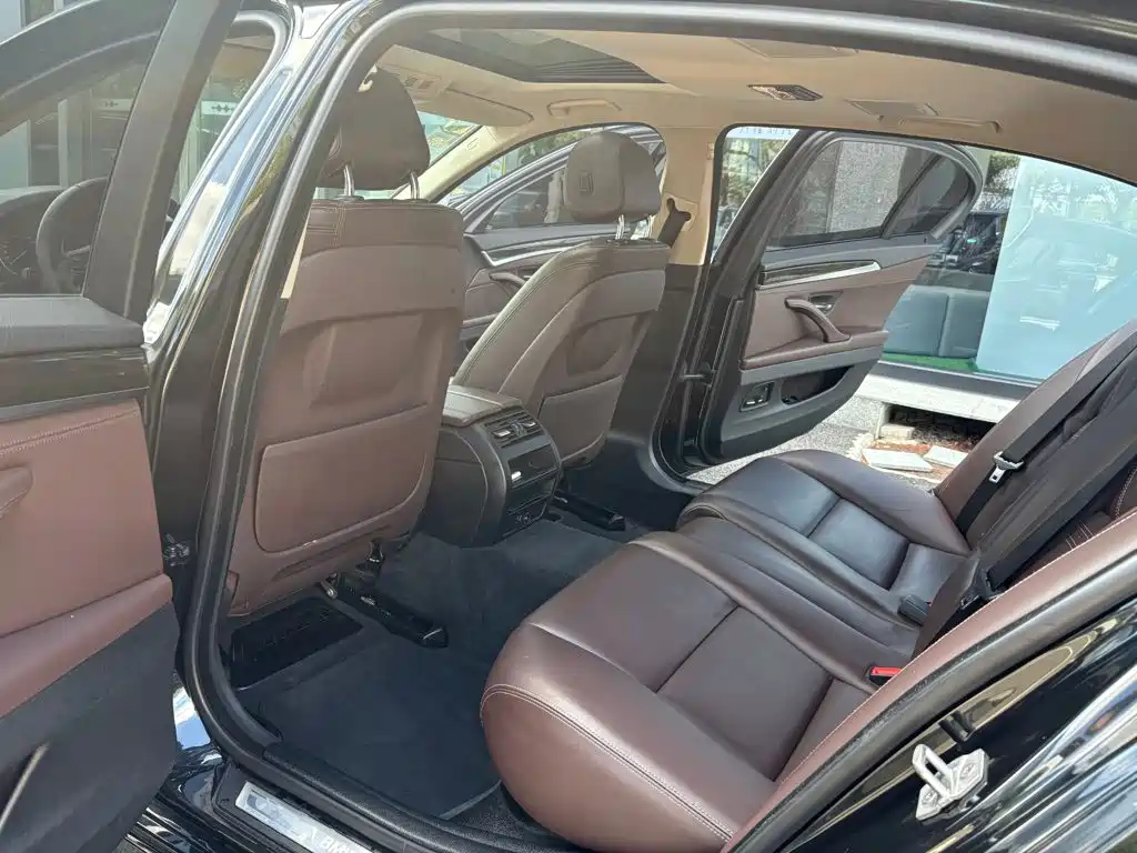 BMW 5 Series — миниатюра 9