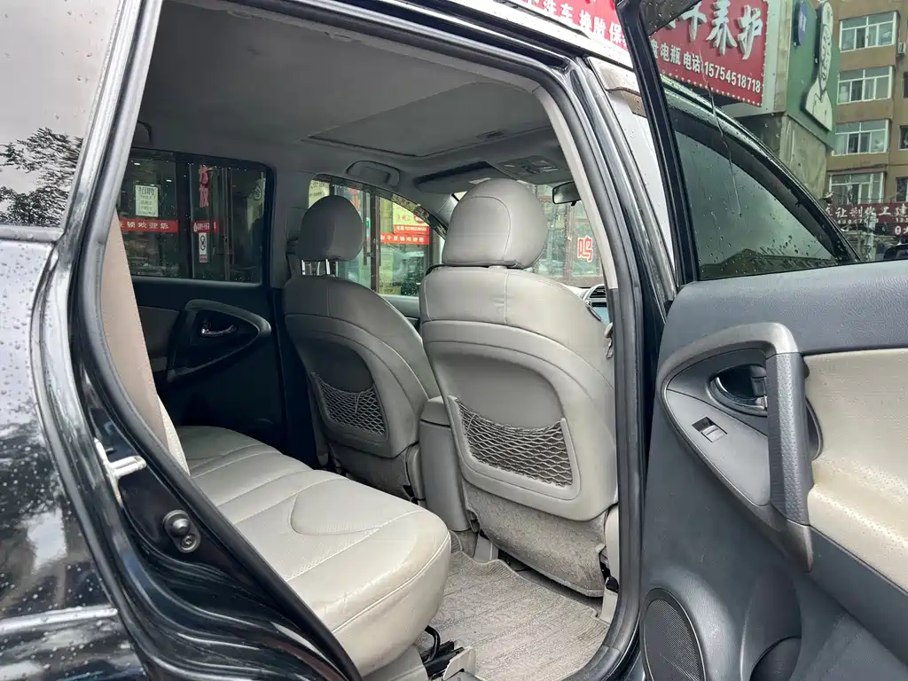 Toyota RAV4 — миниатюра 10