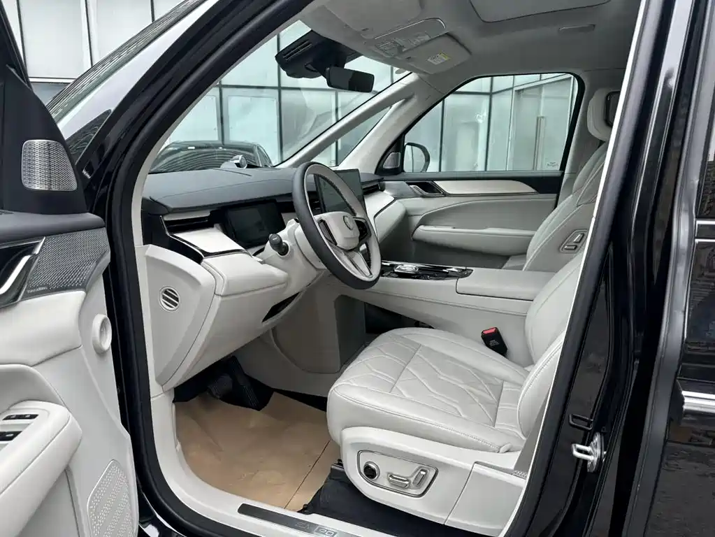 Volvo EM90 2025 Ultra мест