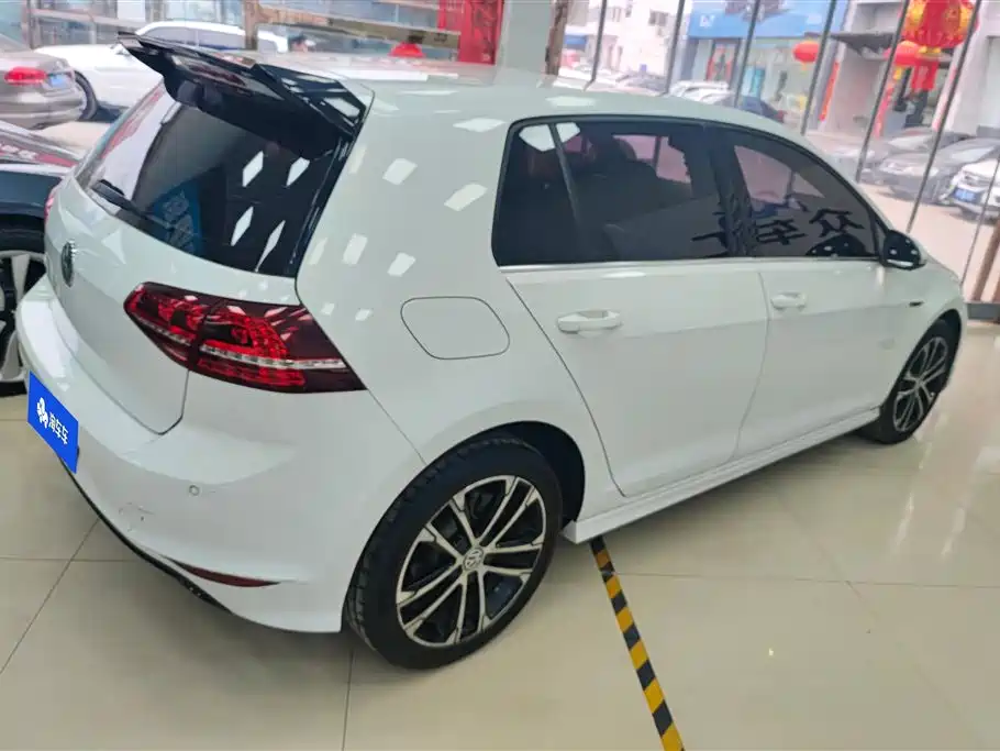VOLKSWAGEN GOLF