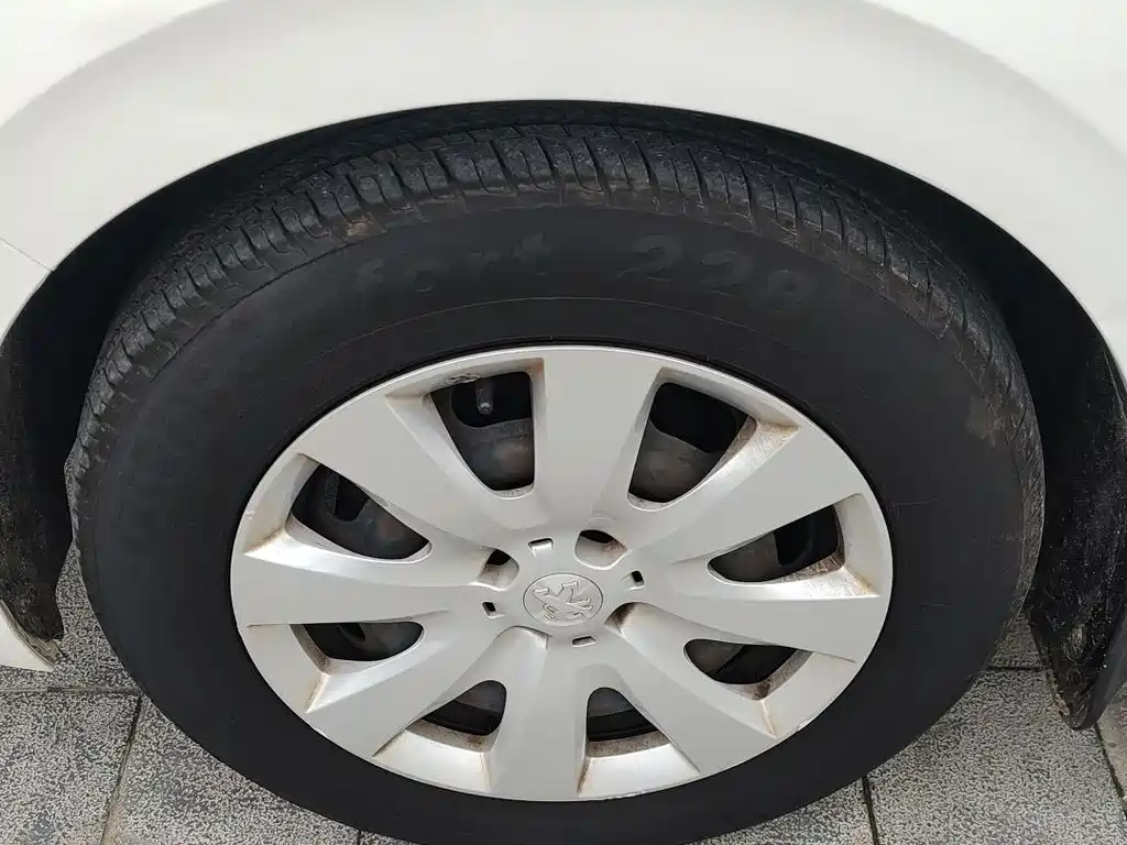 Peugeot 301 2016 1.6L MT Comfort