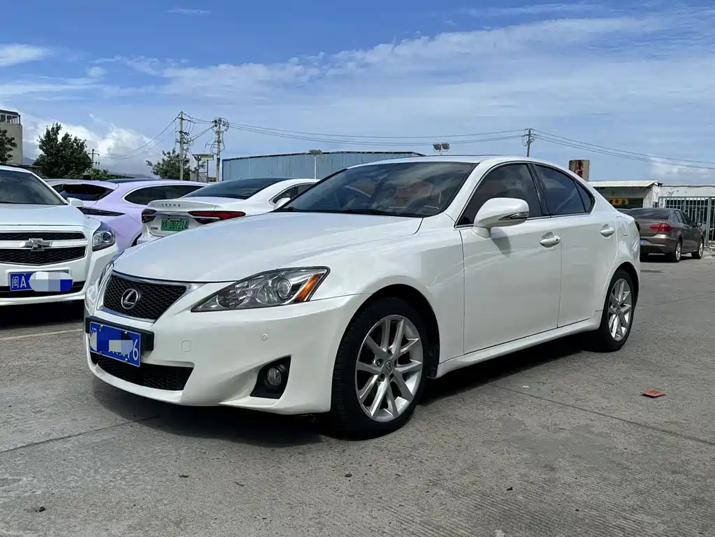 Lexus IS