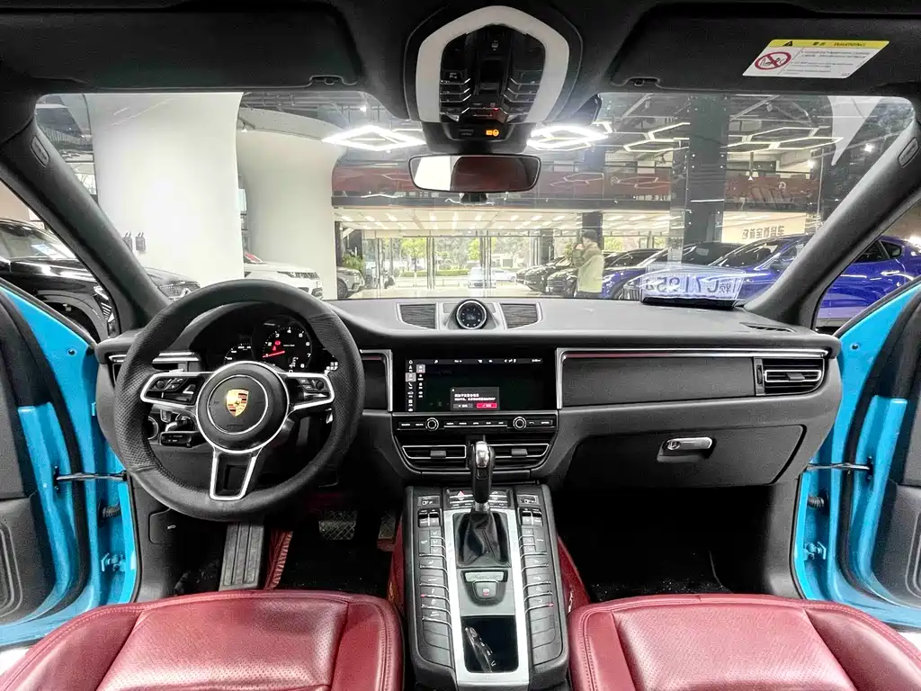 PORSCHE MACAN