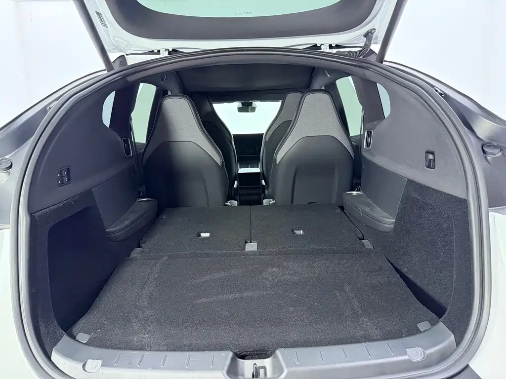 Tesla Model Y L — миниатюра 7
