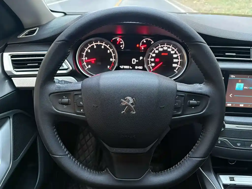 PEUGEOT 408