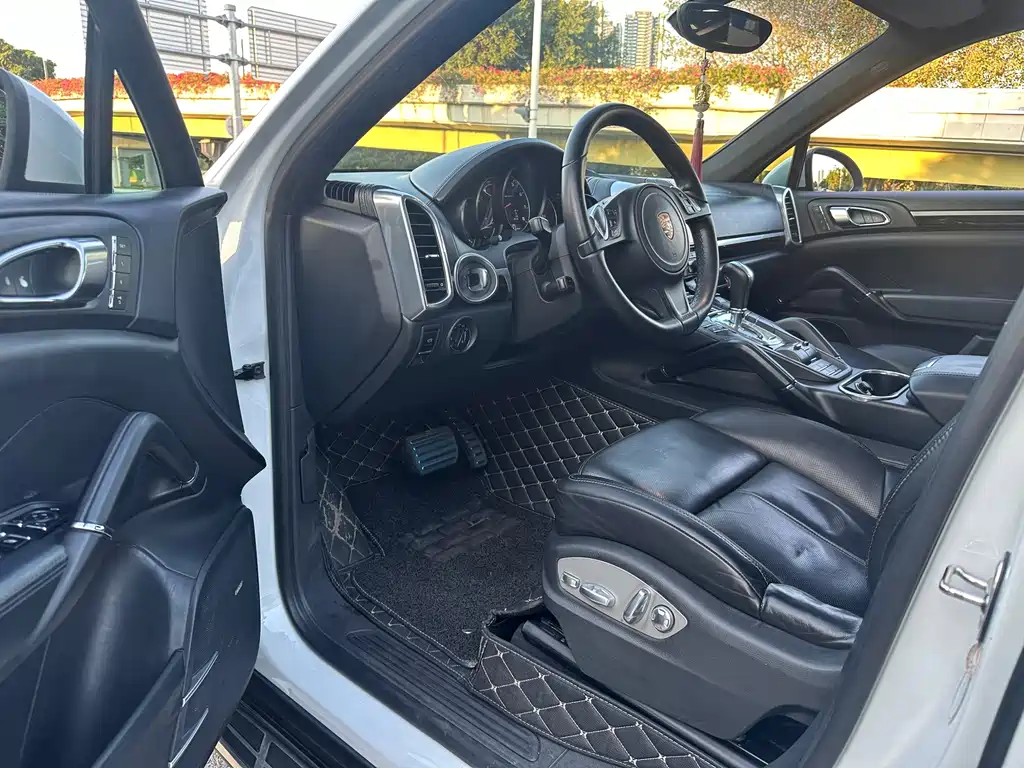 Porsche Cayenne — миниатюра 4