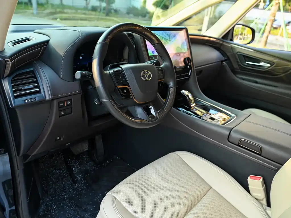 Toyota Alphard — миниатюра 7