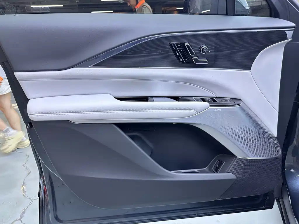 Cadillac Lyriq — миниатюра 4